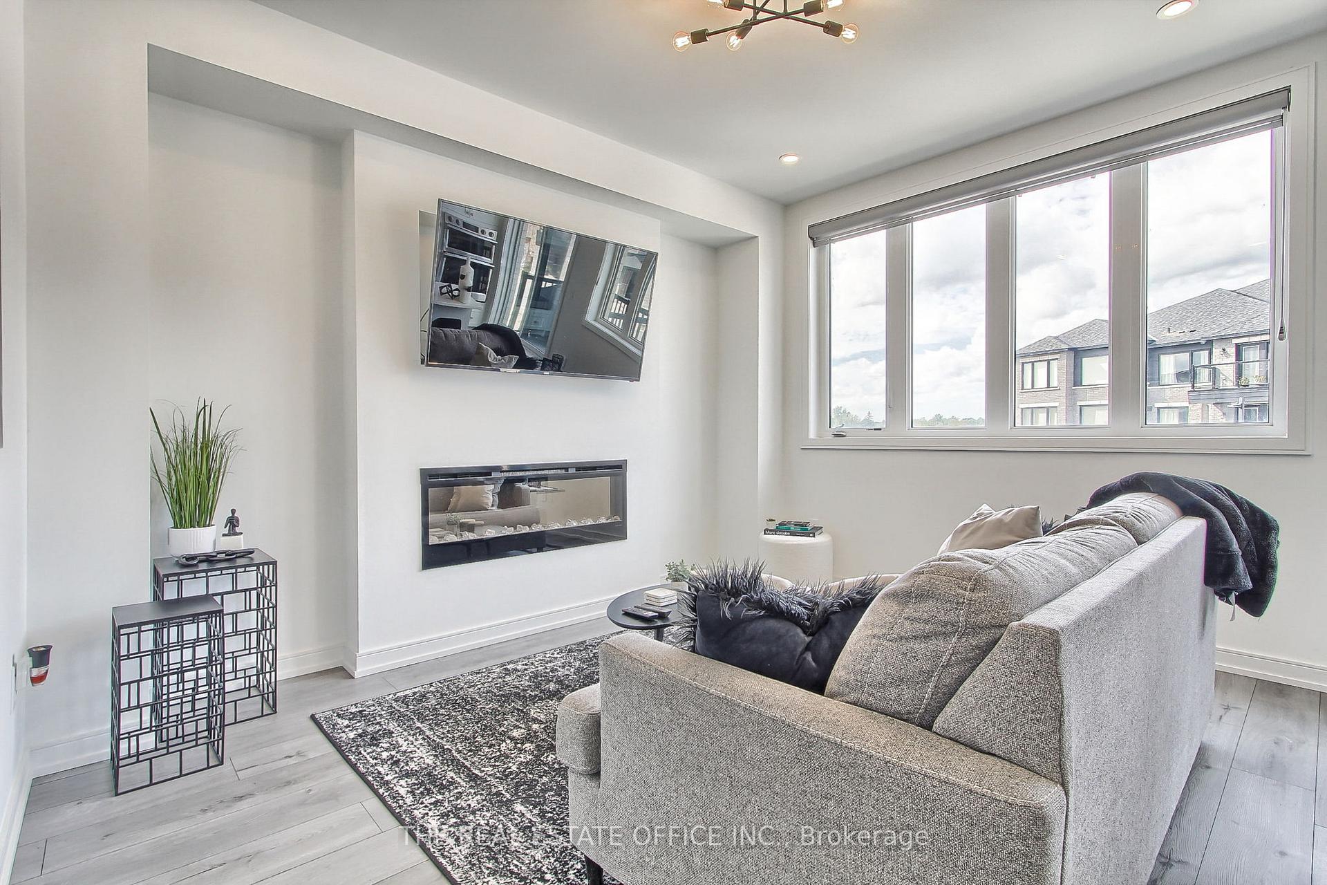 Photo 7 of 27 Blue Forest Crescent, Barrie, Innis-Shore — HOMEH