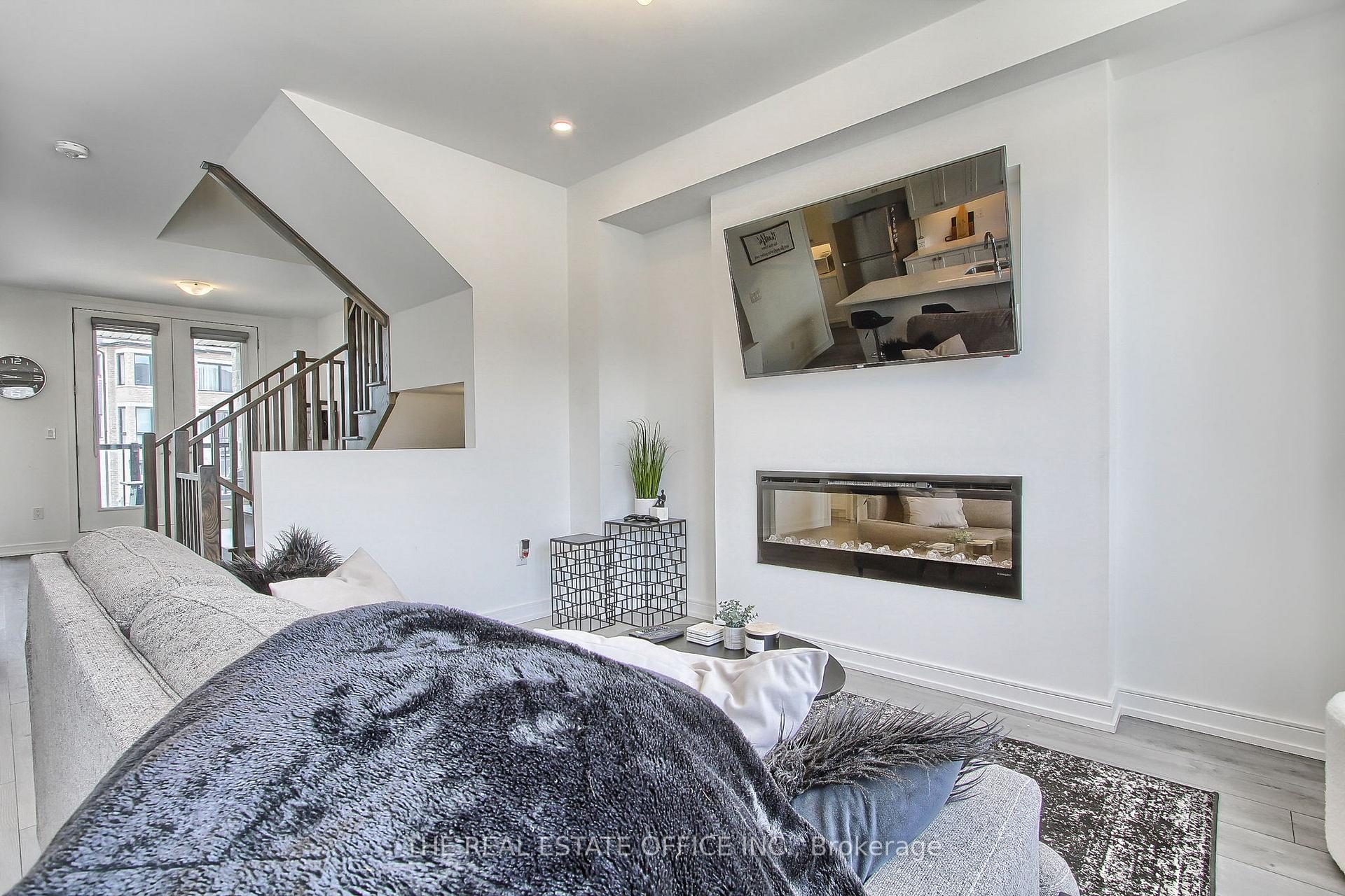 Photo 10 of 27 Blue Forest Crescent, Barrie, Innis-Shore — HOMEH