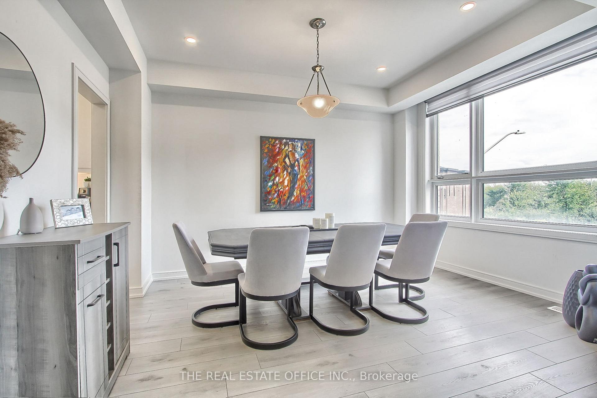 Photo 13 of 27 Blue Forest Crescent, Barrie, Innis-Shore — HOMEH