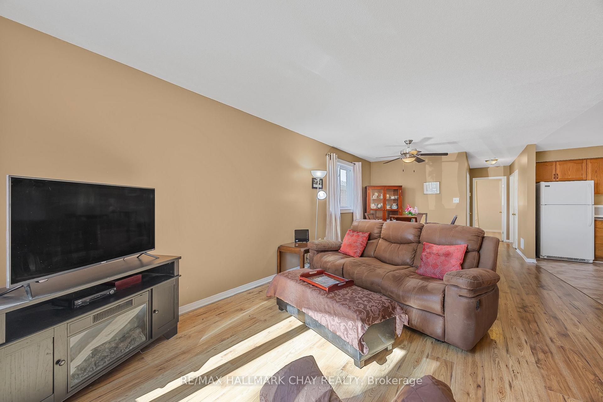 Photo 4 of 16 Butternut Drive, Barrie, Holly — HOMEH