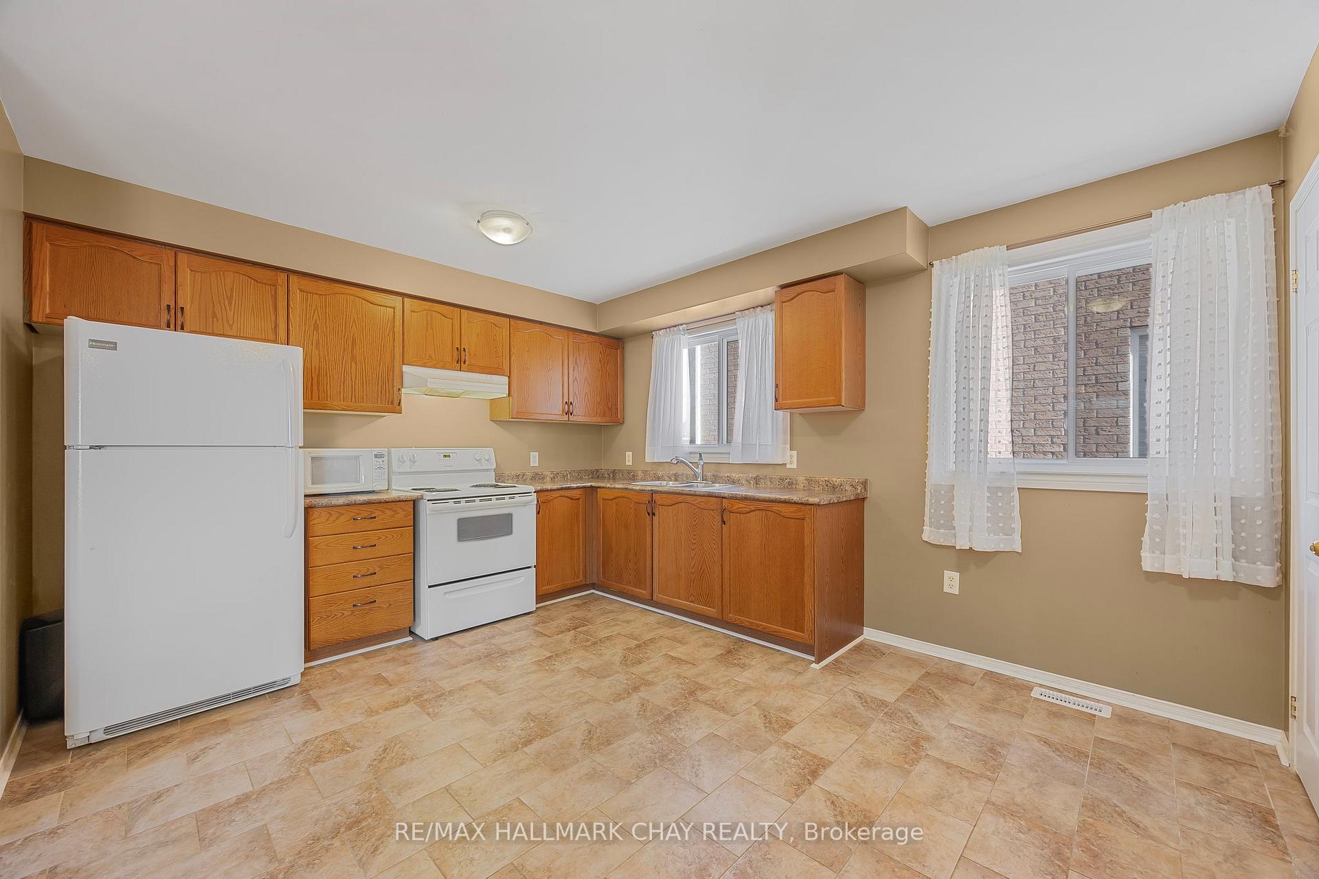 Photo 8 of 16 Butternut Drive, Barrie, Holly — HOMEH