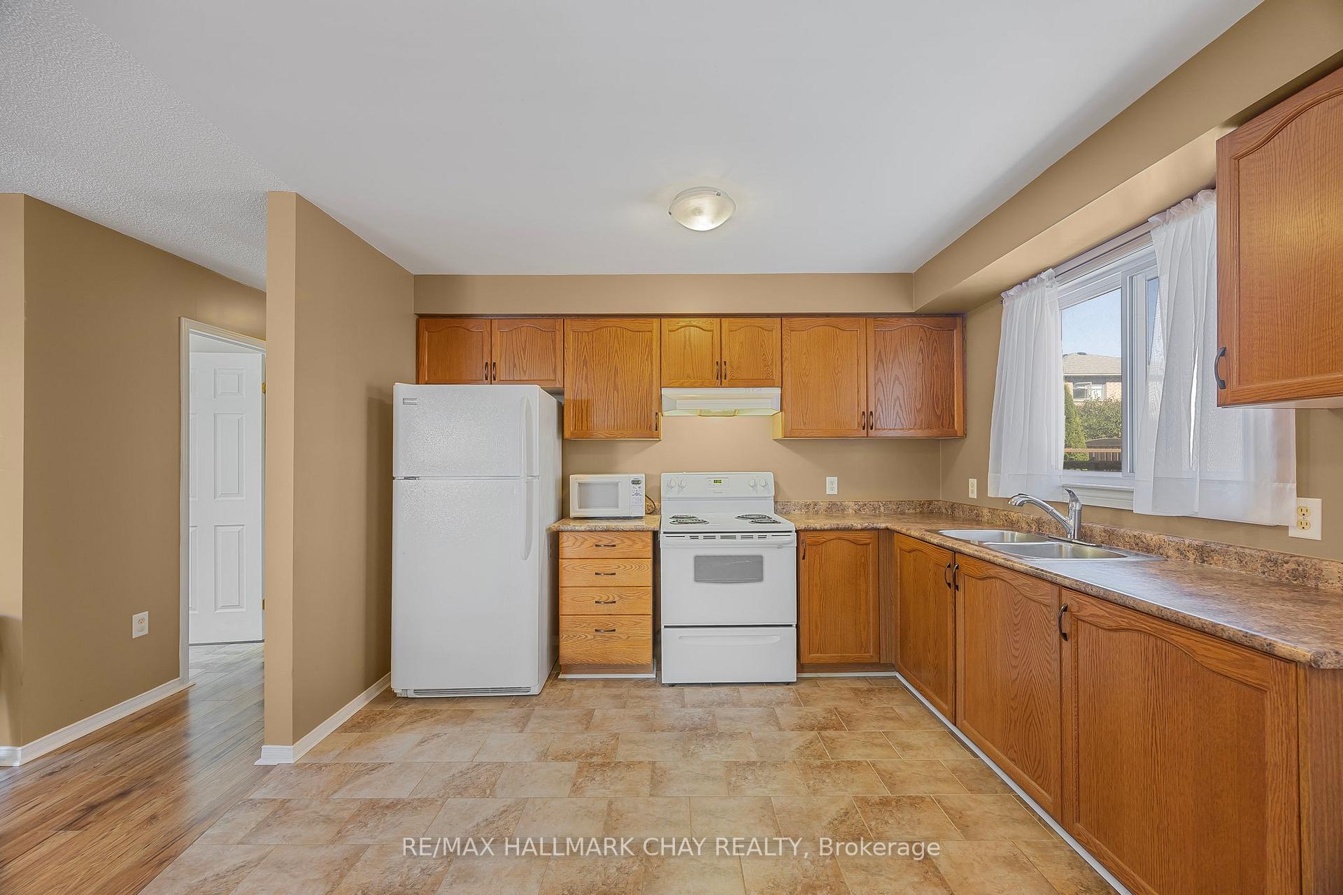 Photo 14 of 16 Butternut Drive, Barrie, Holly — HOMEH