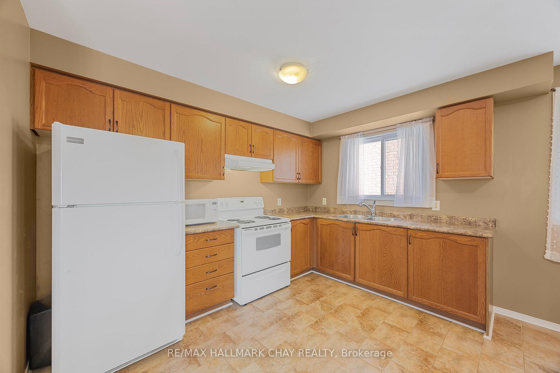 Photo 12 of 16 Butternut Drive, Barrie, Holly — HOMEH