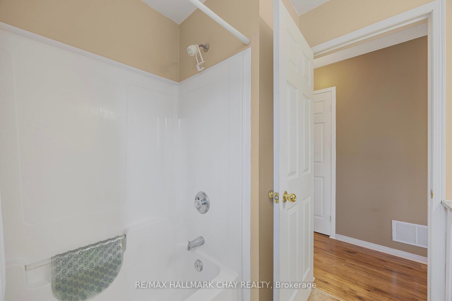 Photo 6 of 16 Butternut Drive, Barrie, Holly — HOMEH