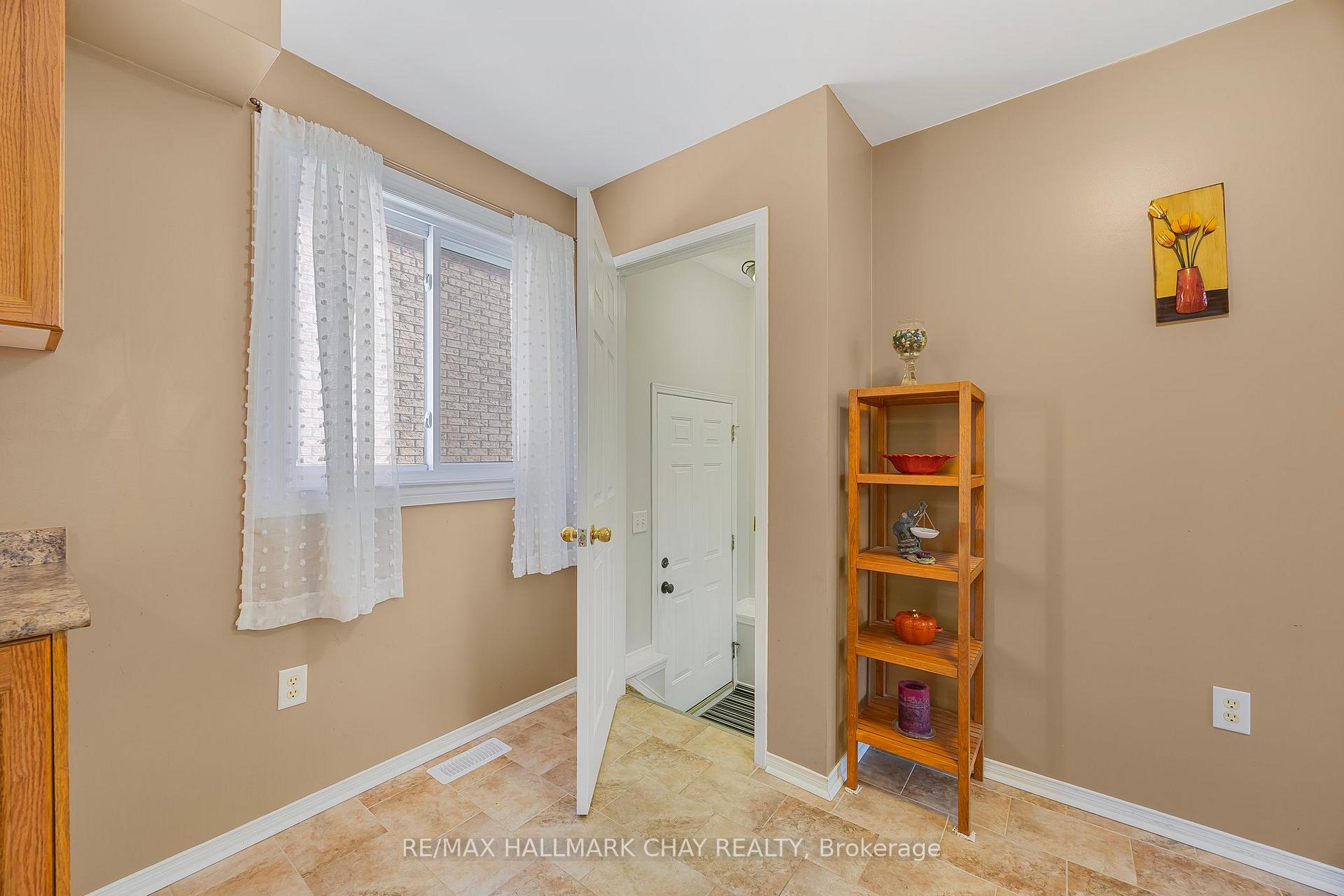 Photo 32 of 16 Butternut Drive, Barrie, Holly — HOMEH