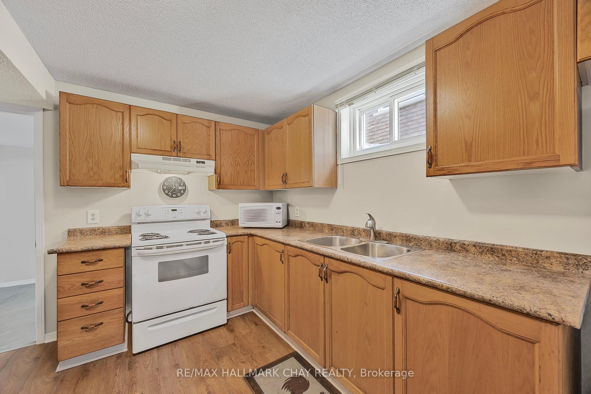 Photo 17 of 16 Butternut Drive, Barrie, Holly — HOMEH