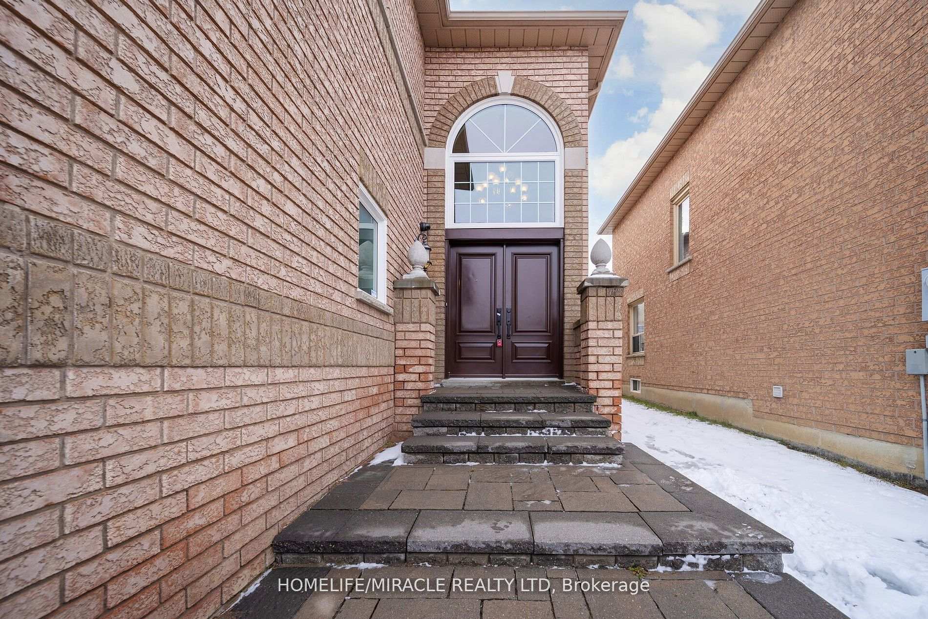 Photo 3 of 26 National Crescent, Brampton, Snelgrove — HOMEH