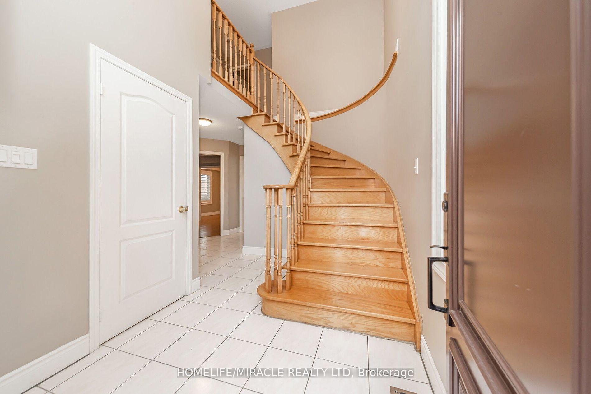 Photo 2 of 26 National Crescent, Brampton, Snelgrove — HOMEH