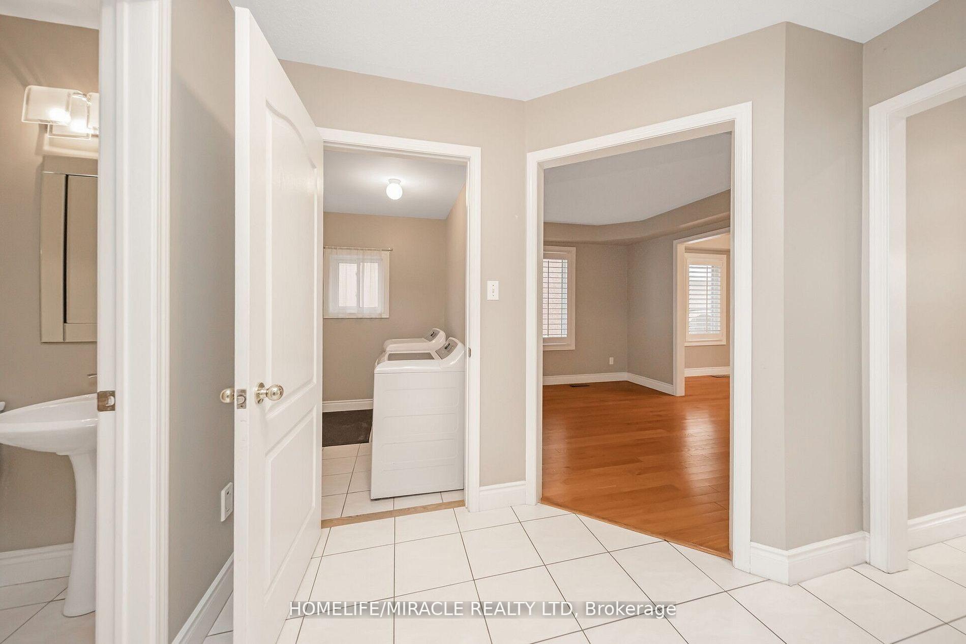Photo 4 of 26 National Crescent, Brampton, Snelgrove — HOMEH