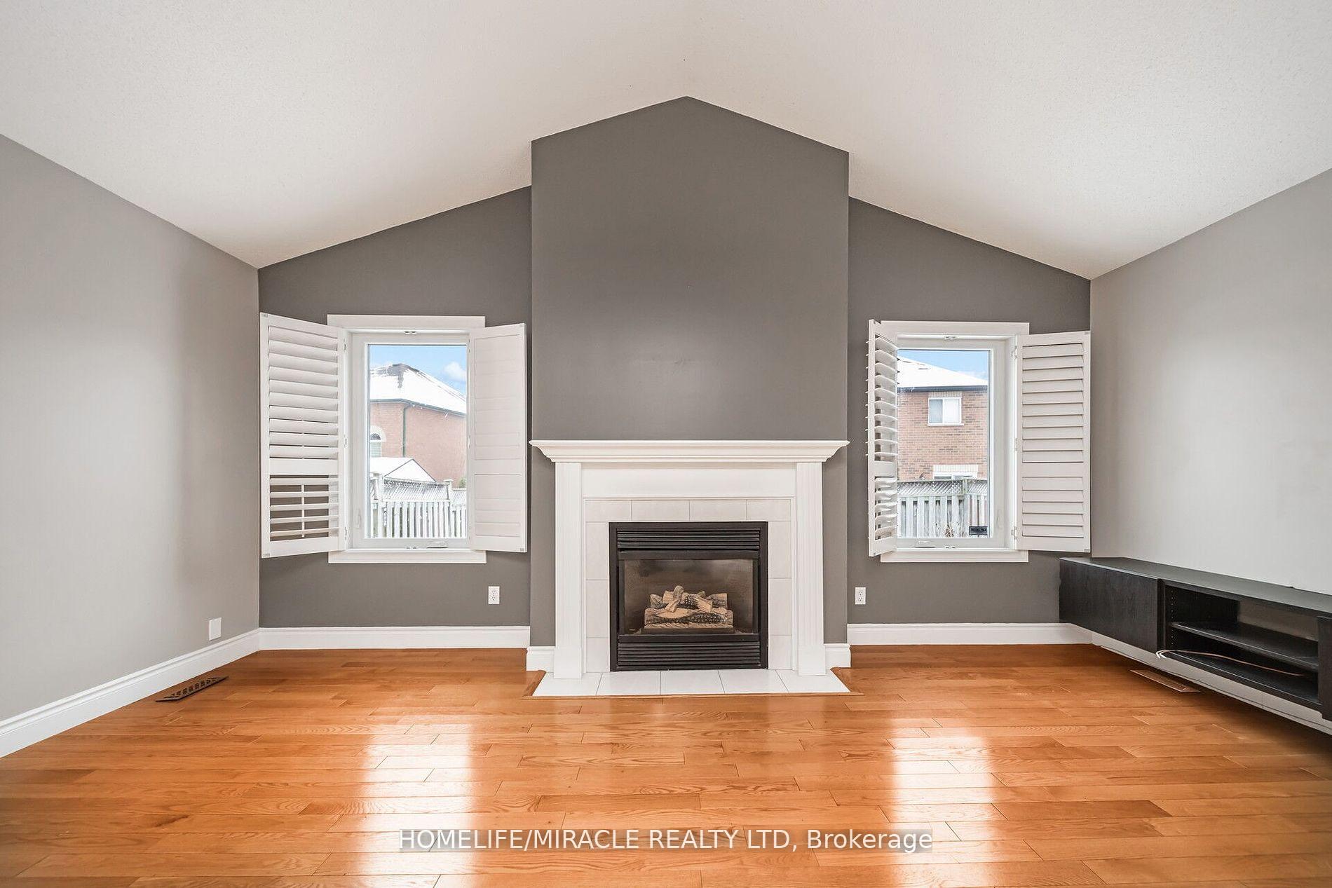 Photo 14 of 26 National Crescent, Brampton, Snelgrove — HOMEH