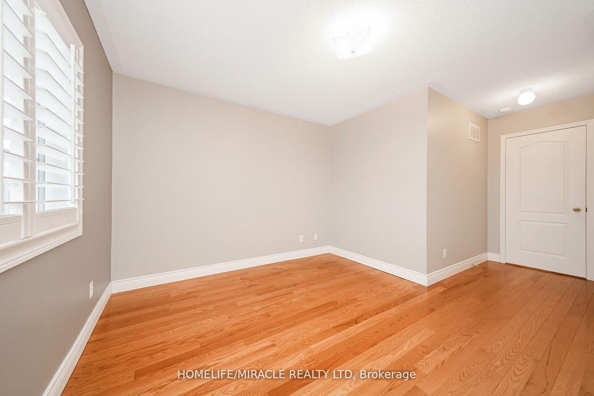 Photo 17 of 26 National Crescent, Brampton, Snelgrove — HOMEH