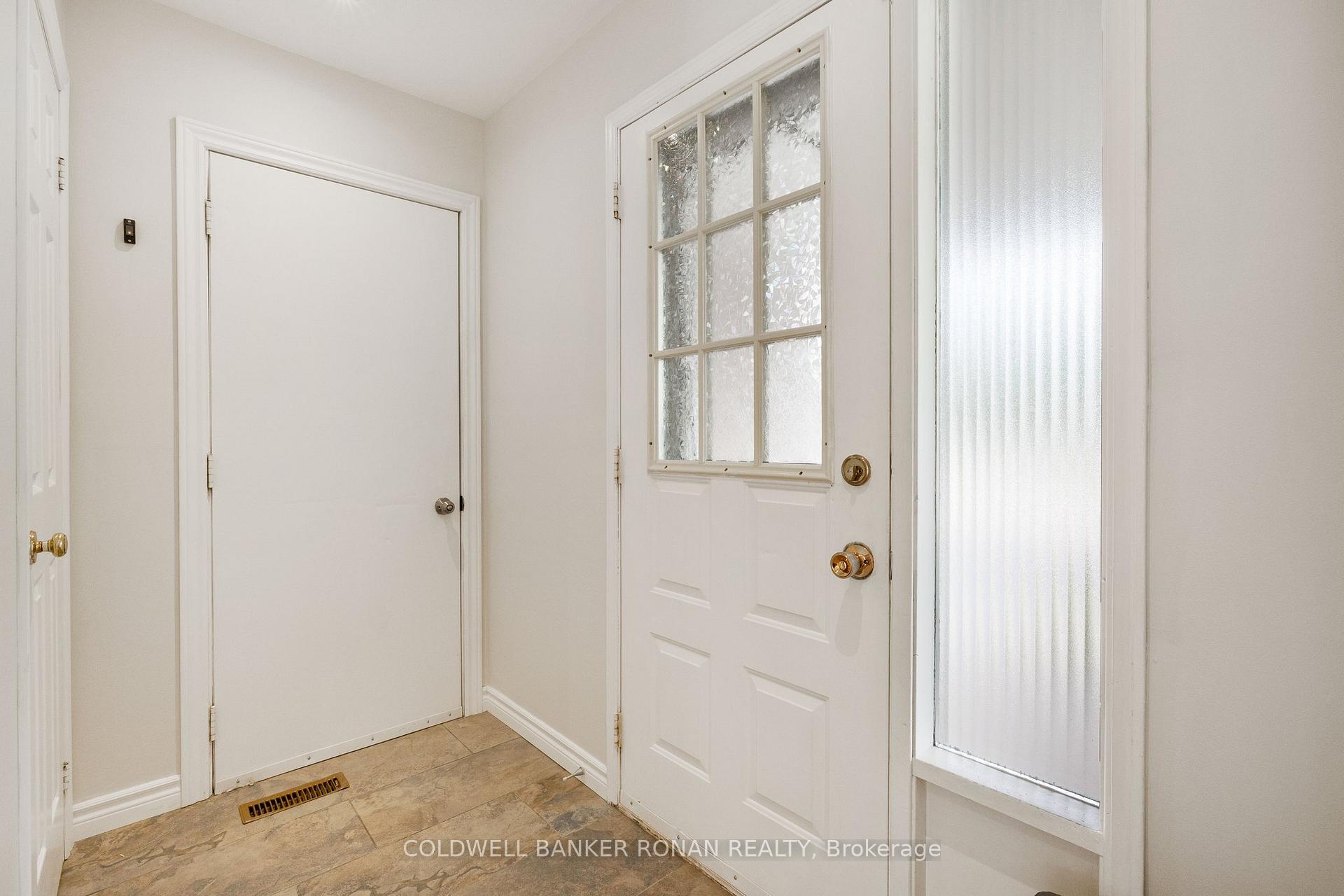 Photo 2 of 16 Metcalf Crescent, New Tecumseth, Tottenham — HOMEH