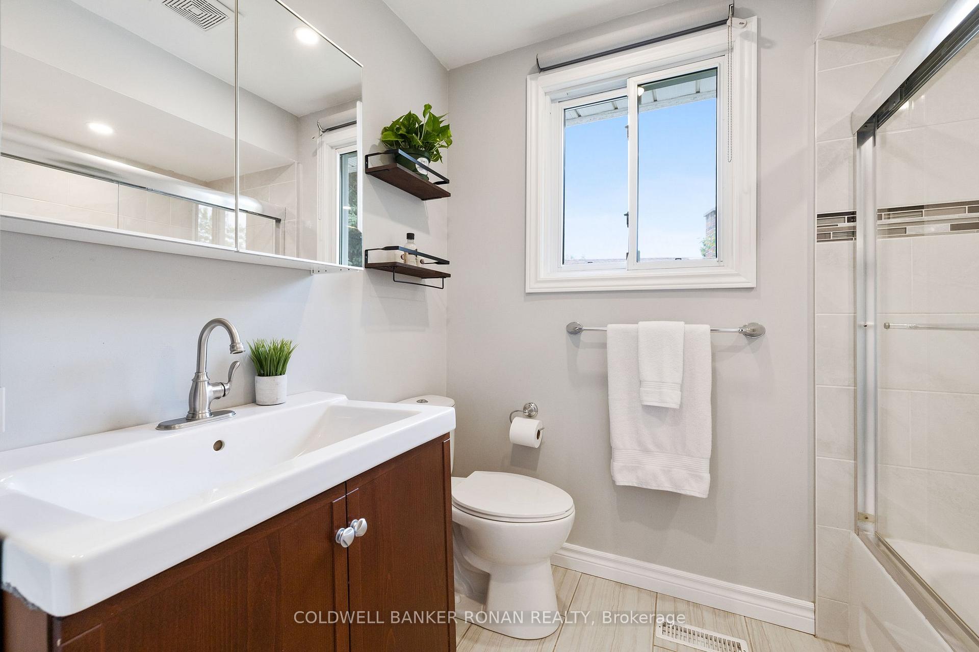 Photo 12 of 16 Metcalf Crescent, New Tecumseth, Tottenham — HOMEH