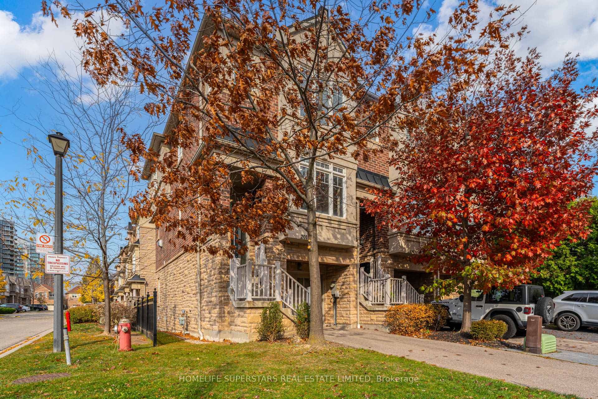 Photo 4 of 2011 Lushes Avenue, Mississauga, Clarkson — HOMEH