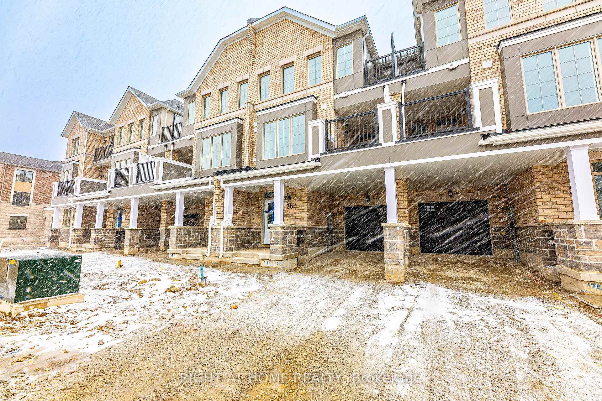 Photo 2 of 38 Ennerdale Street, Barrie, Rural Barrie Southwest — HOMEH