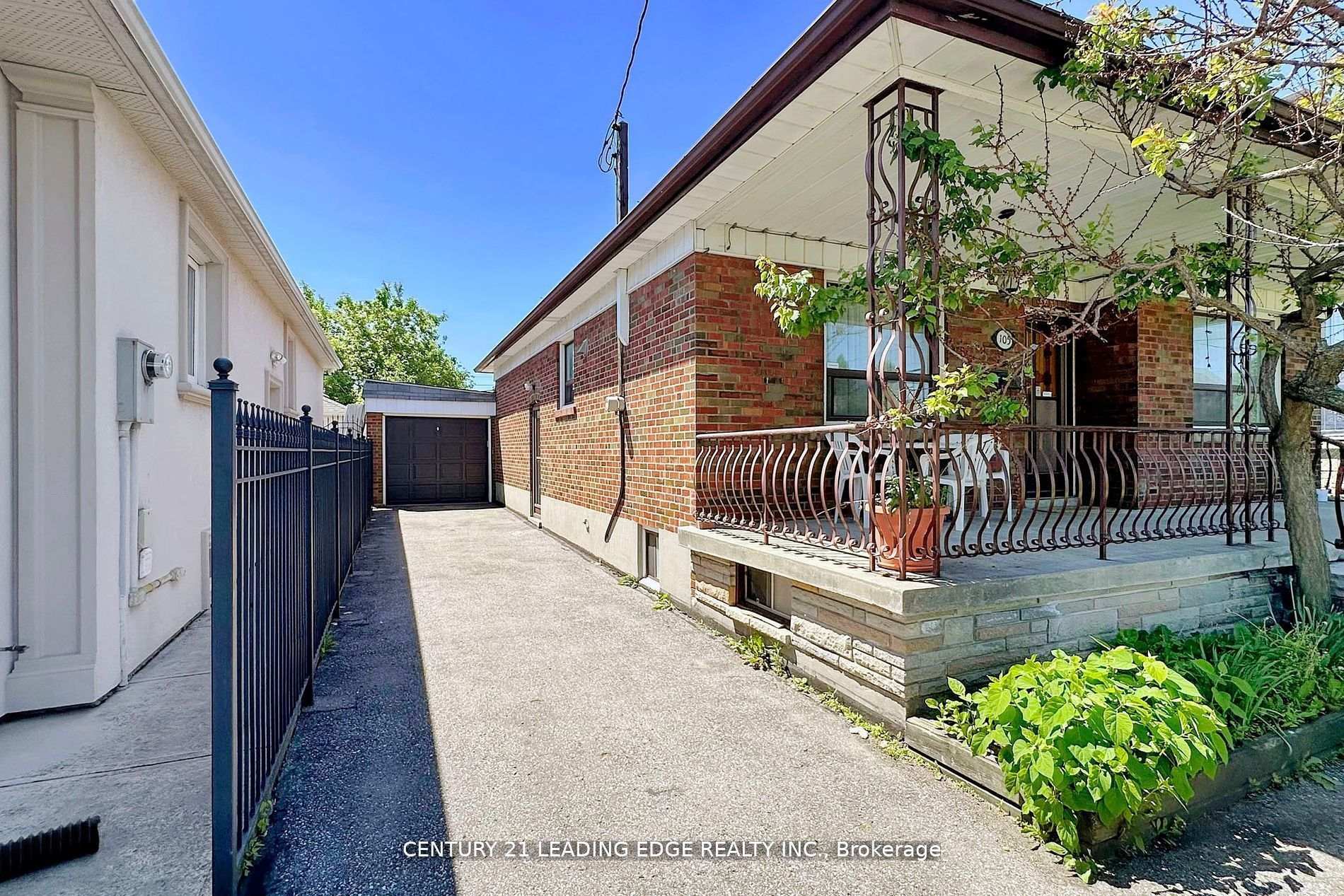 Photo 4 of 105 Regina Avenue, Toronto, Englemount-Lawrence — HOMEH