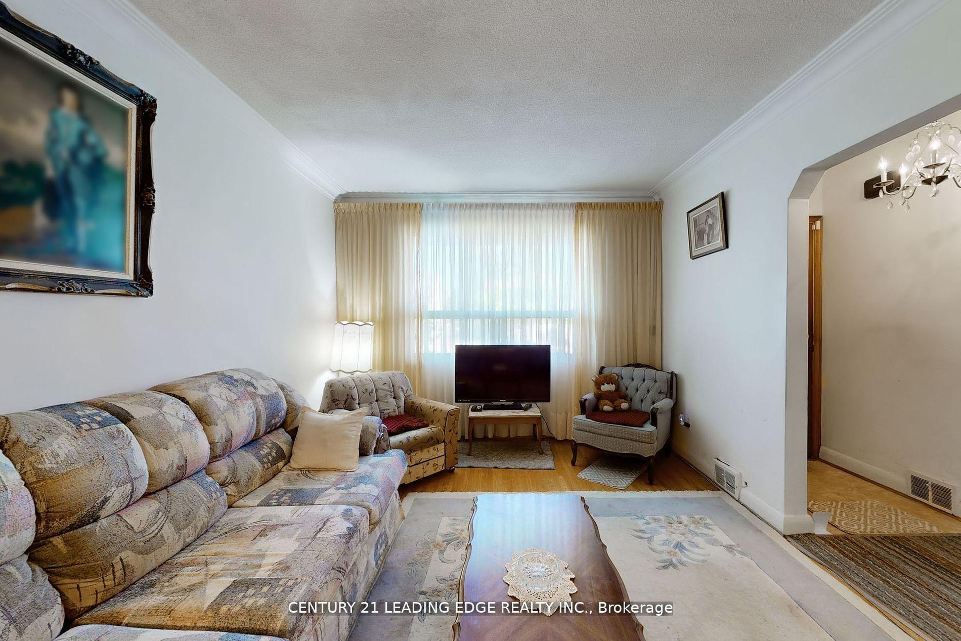 Photo 11 of 105 Regina Avenue, Toronto, Englemount-Lawrence — HOMEH