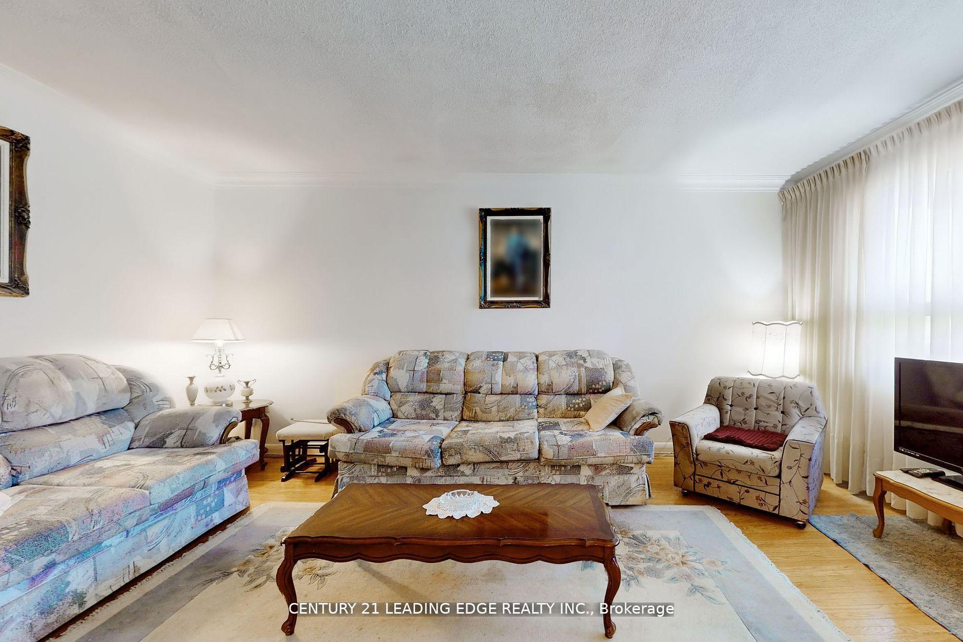 Photo 6 of 105 Regina Avenue, Toronto, Englemount-Lawrence — HOMEH
