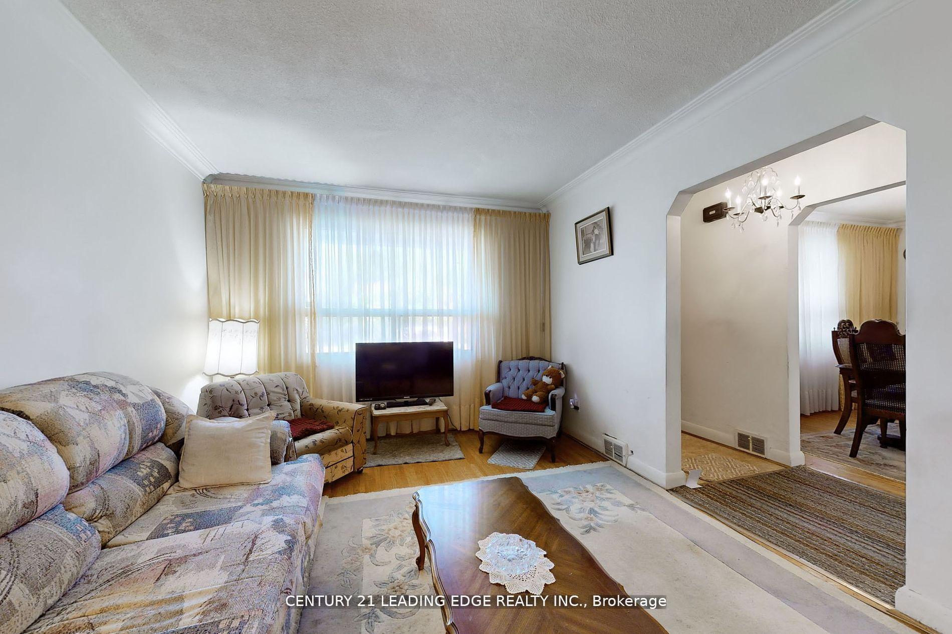 Photo 3 of 105 Regina Avenue, Toronto, Englemount-Lawrence — HOMEH