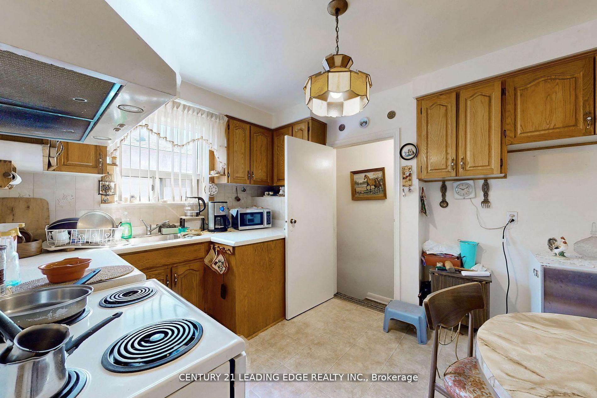Photo 8 of 105 Regina Avenue, Toronto, Englemount-Lawrence — HOMEH