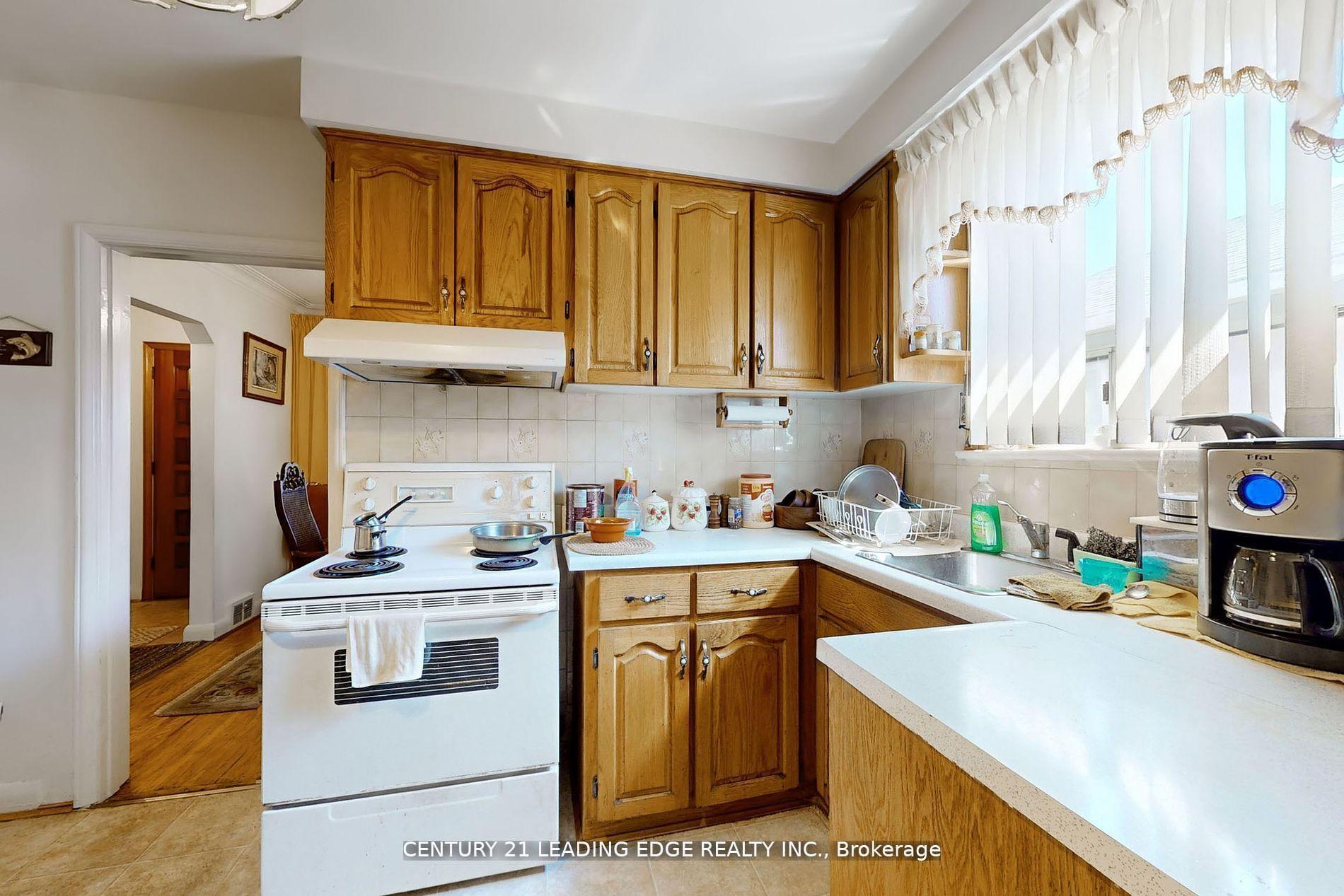 Photo 10 of 105 Regina Avenue, Toronto, Englemount-Lawrence — HOMEH