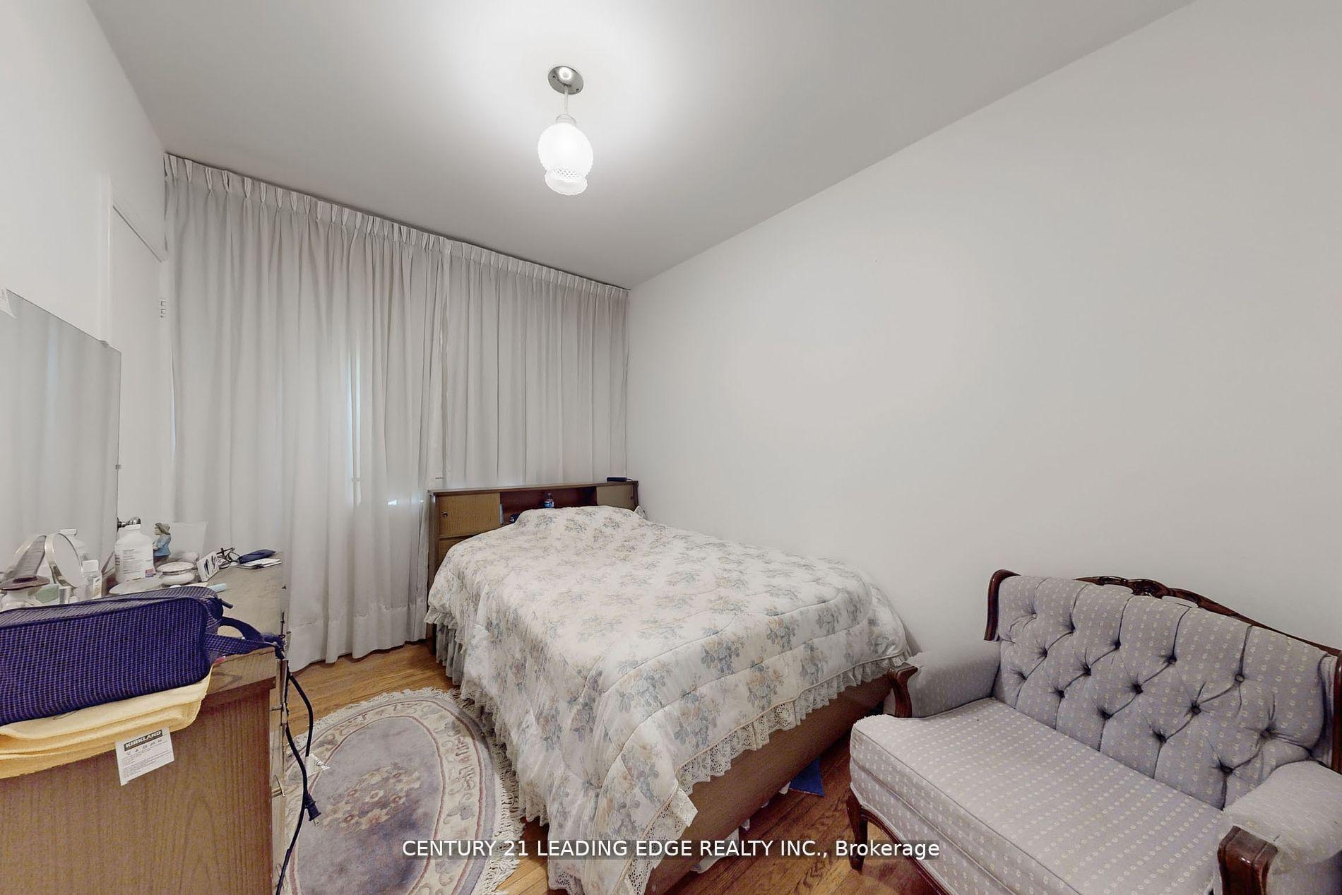 Photo 18 of 105 Regina Avenue, Toronto, Englemount-Lawrence — HOMEH
