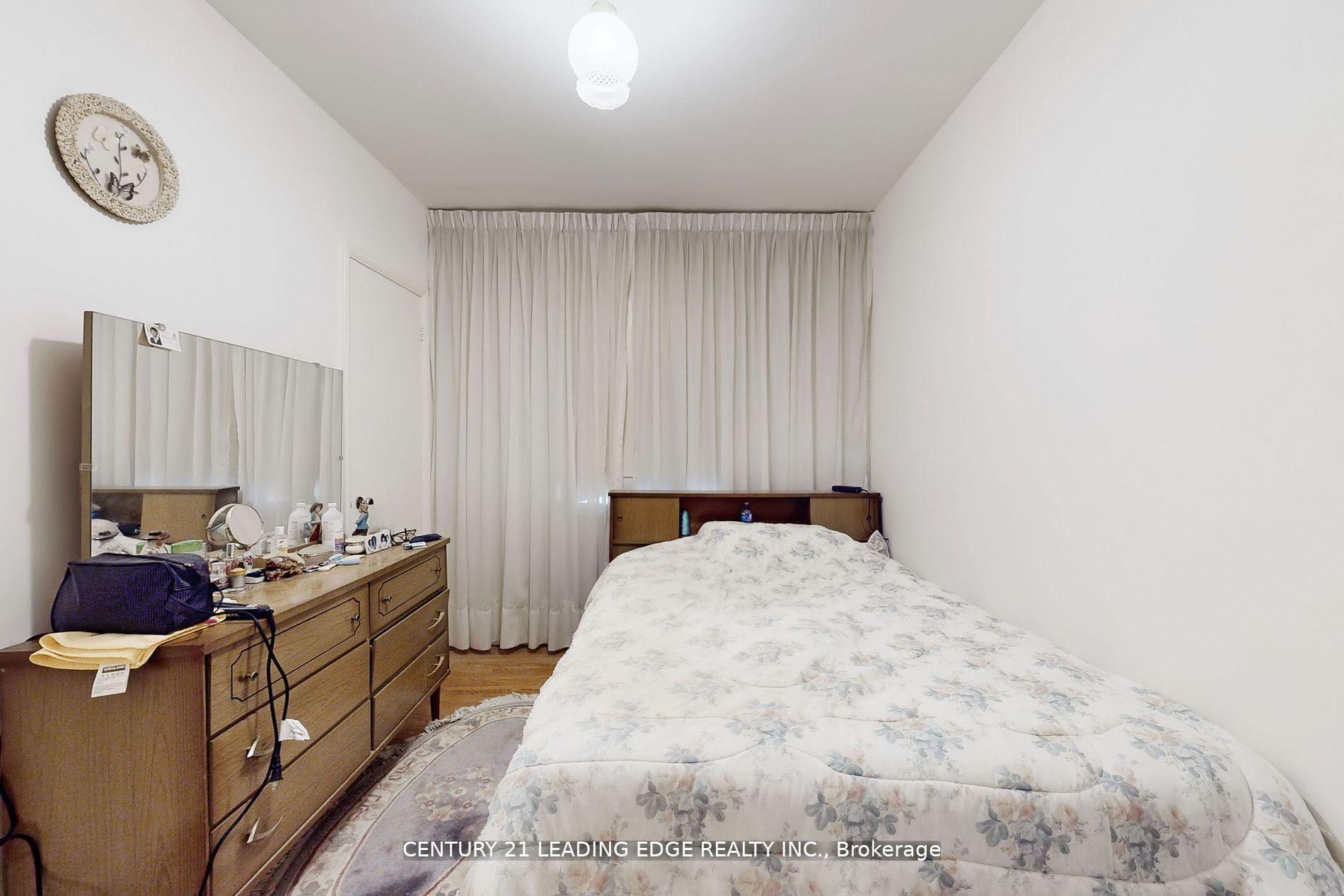 Photo 26 of 105 Regina Avenue, Toronto, Englemount-Lawrence — HOMEH