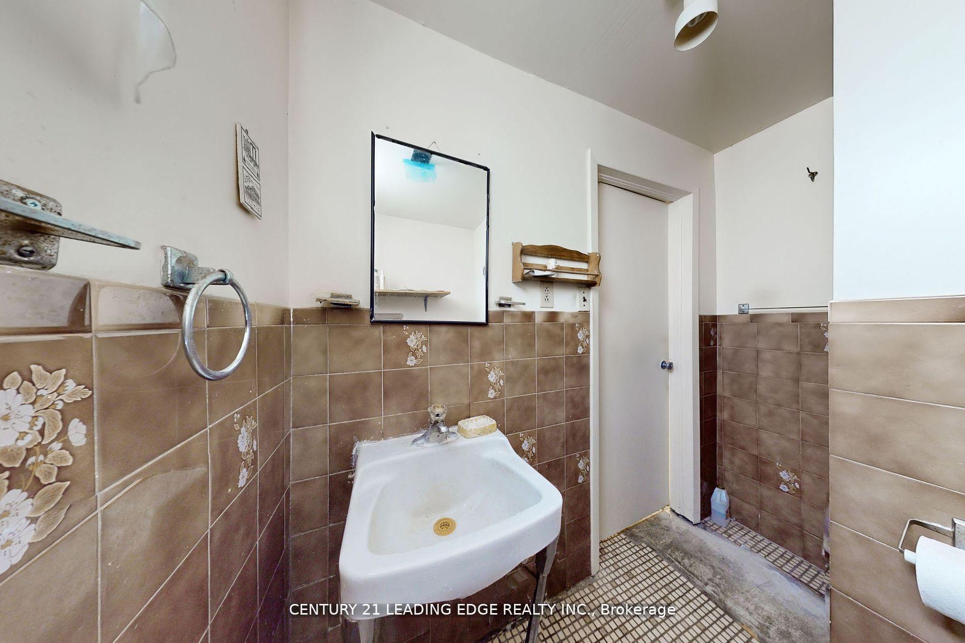 Photo 32 of 105 Regina Avenue, Toronto, Englemount-Lawrence — HOMEH