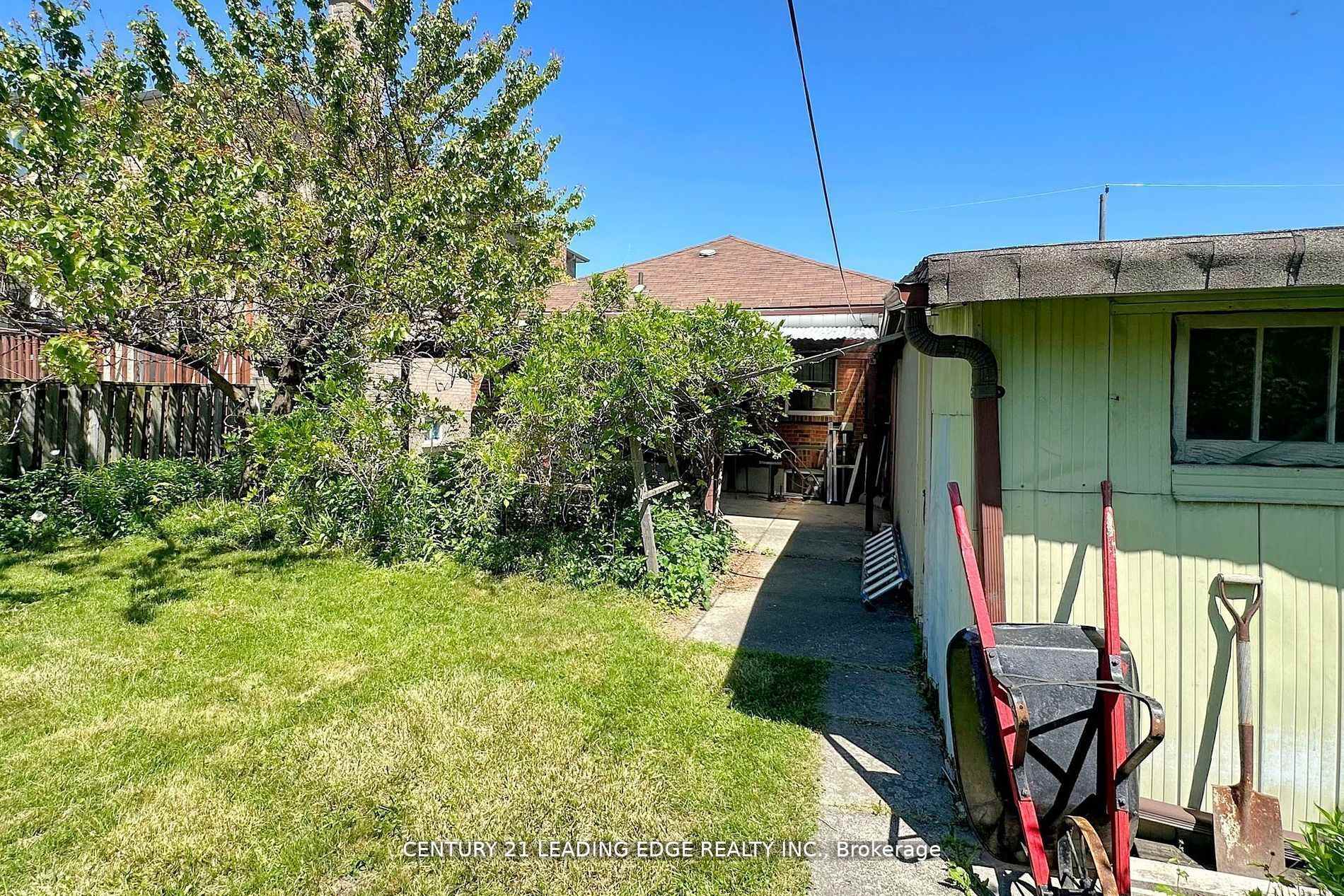 Photo 39 of 105 Regina Avenue, Toronto, Englemount-Lawrence — HOMEH