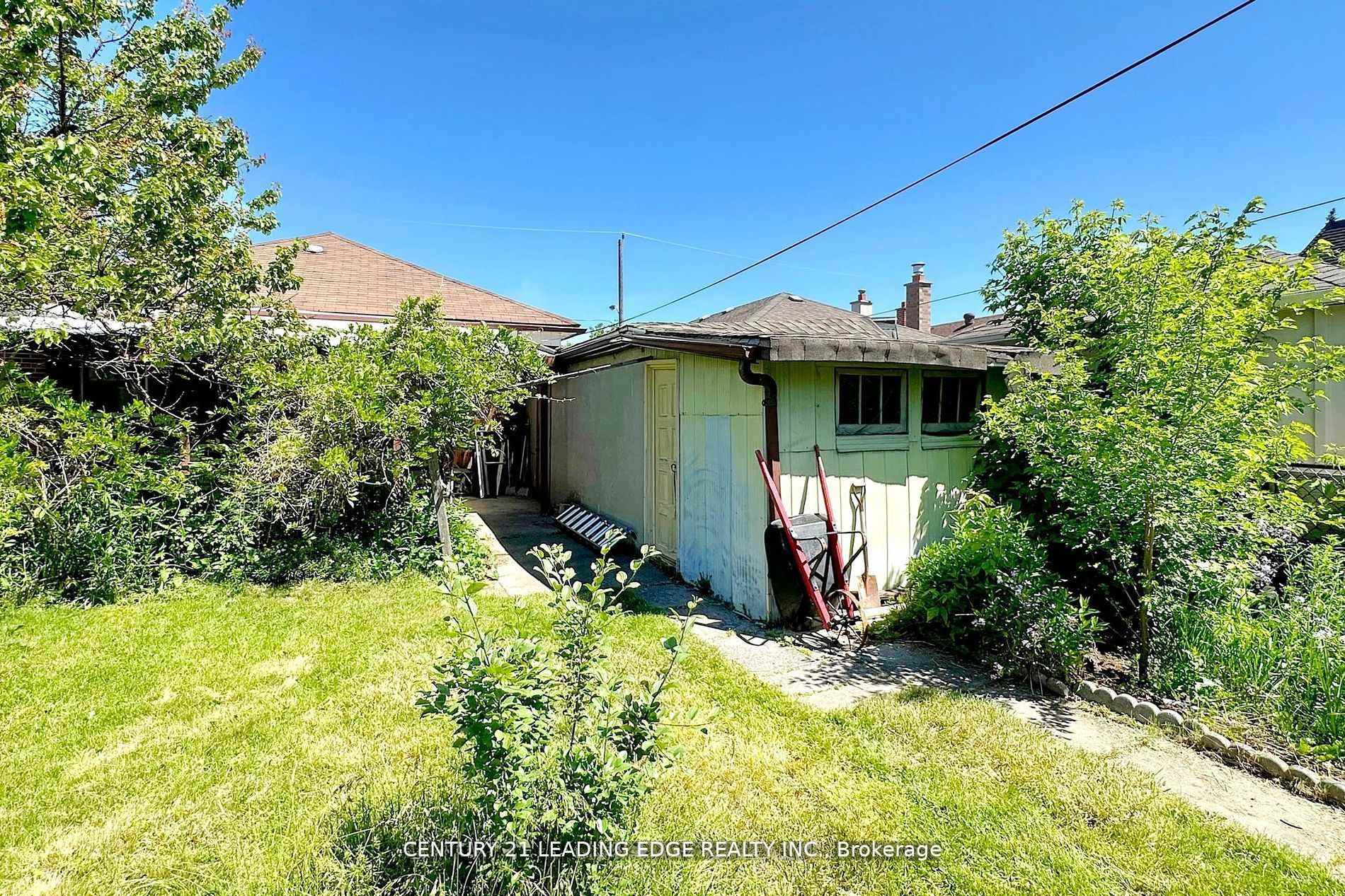 Photo 40 of 105 Regina Avenue, Toronto, Englemount-Lawrence — HOMEH