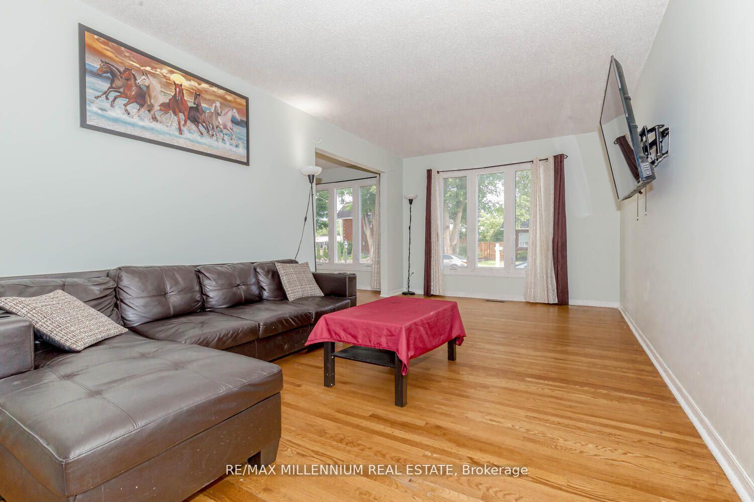Photo 3 of 34 Archibald Street, Brampton, Brampton West — HOMEH