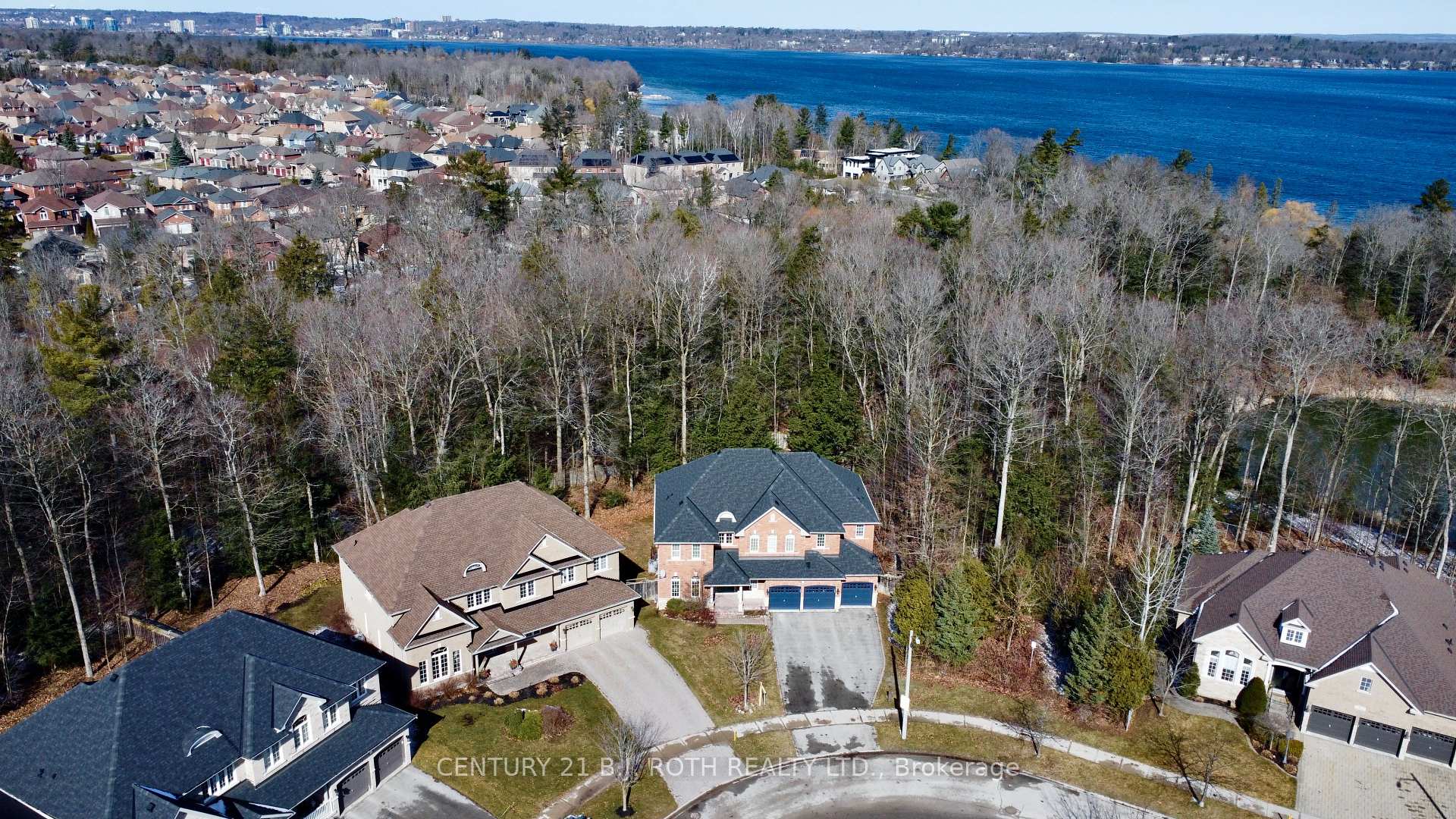 Photo 2 of 41 Camelot Square, Barrie, Innis-Shore — HOMEH