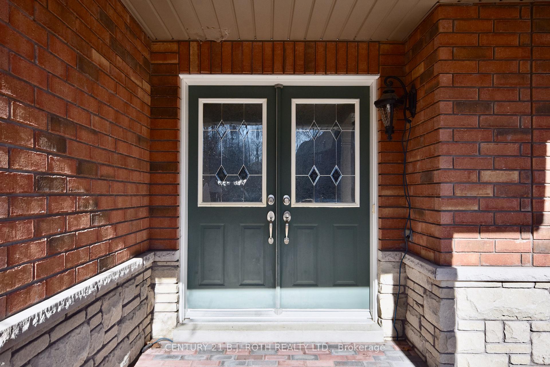 Photo 4 of 41 Camelot Square, Barrie, Innis-Shore — HOMEH