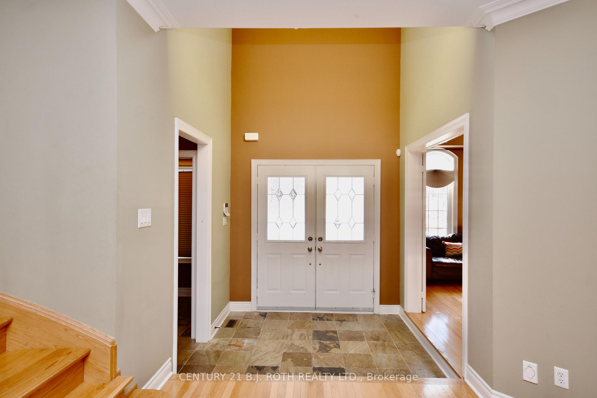 Photo 3 of 41 Camelot Square, Barrie, Innis-Shore — HOMEH