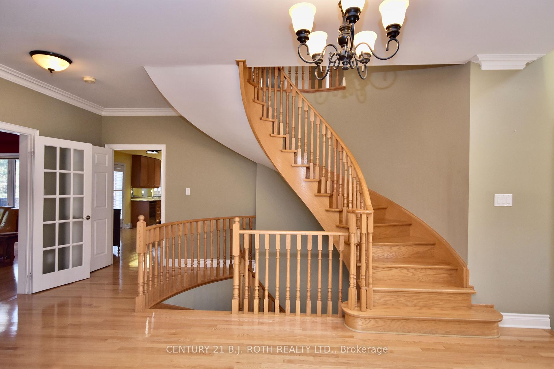 Photo 22 of 41 Camelot Square, Barrie, Innis-Shore — HOMEH