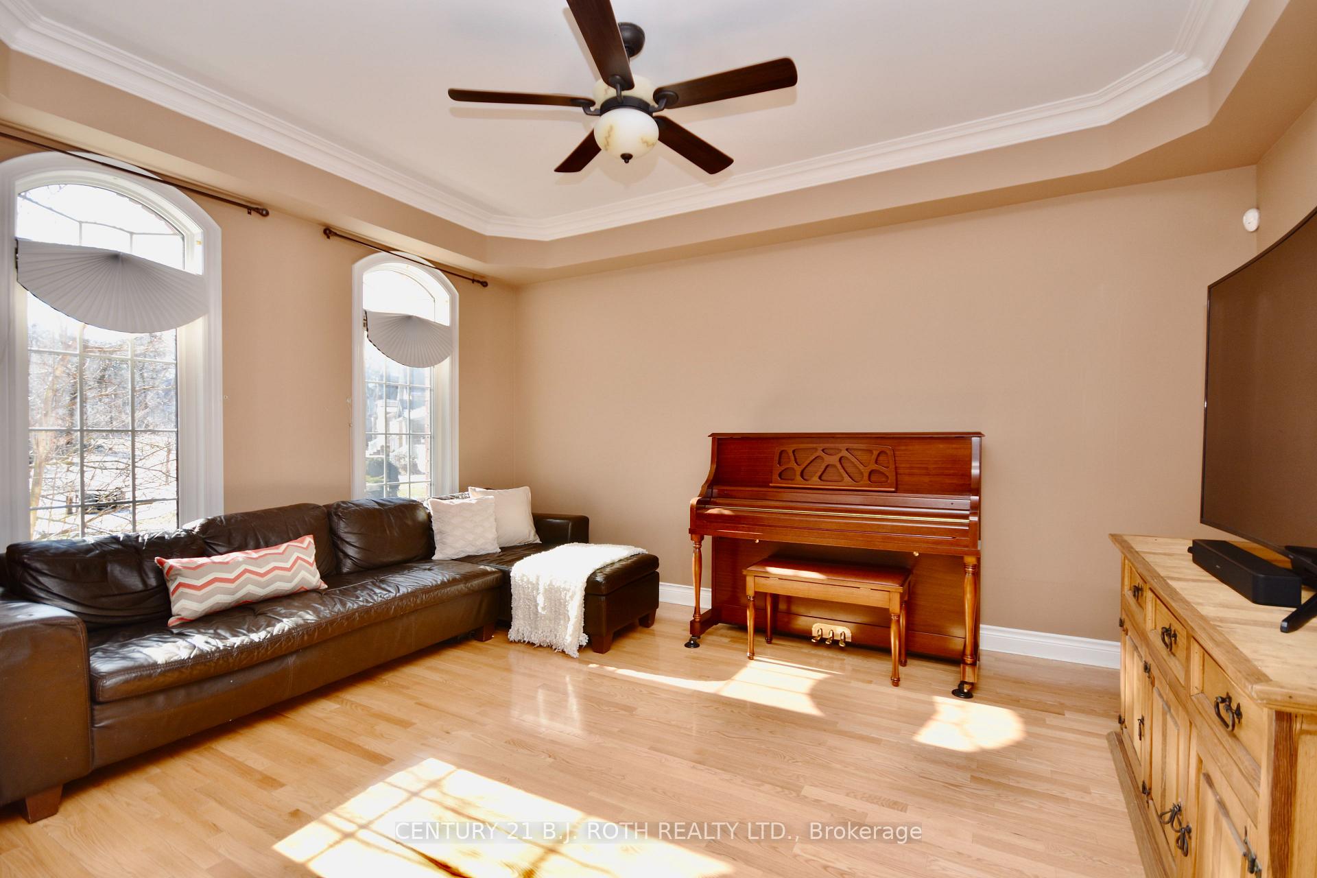 Photo 20 of 41 Camelot Square, Barrie, Innis-Shore — HOMEH