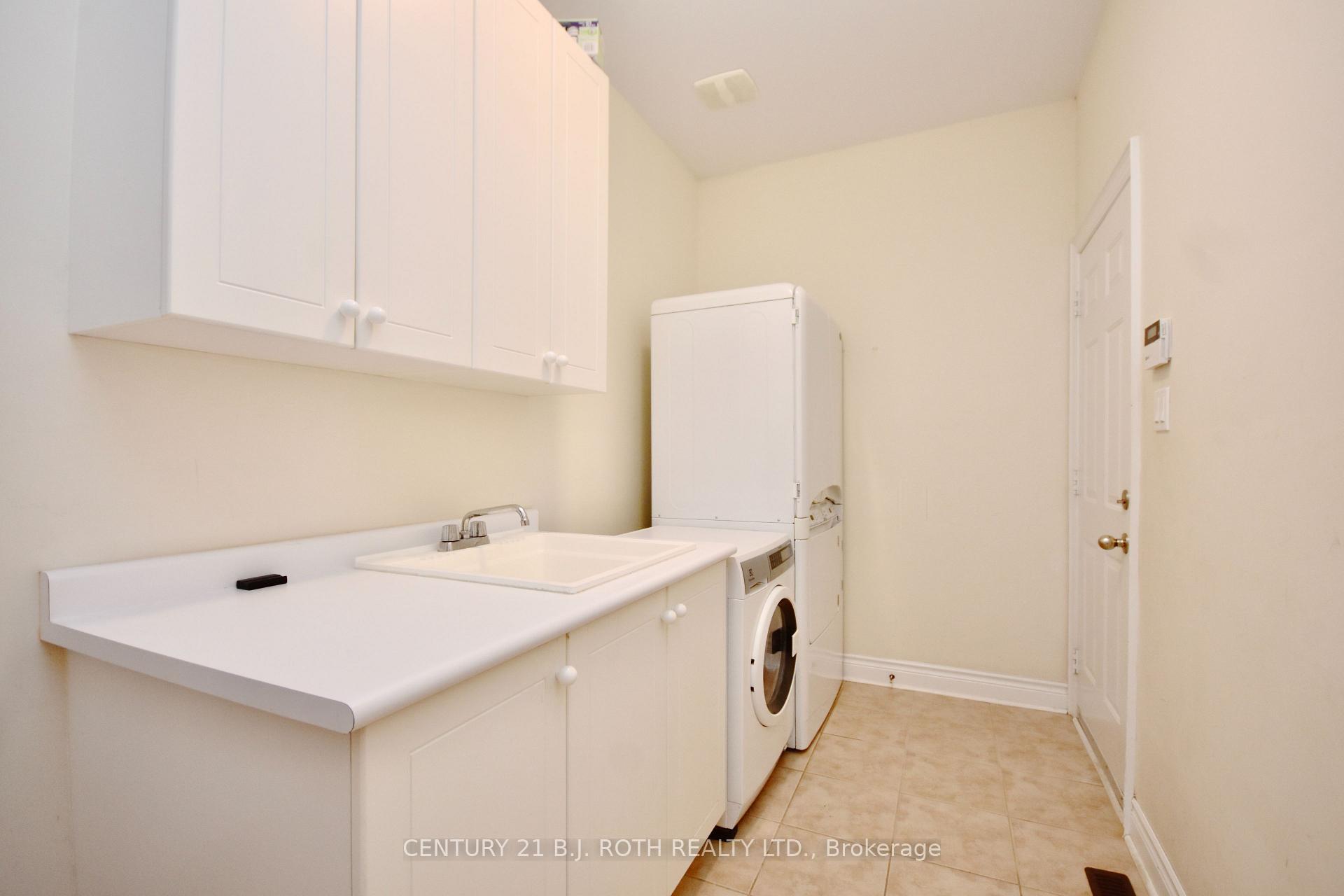 Photo 16 of 41 Camelot Square, Barrie, Innis-Shore — HOMEH