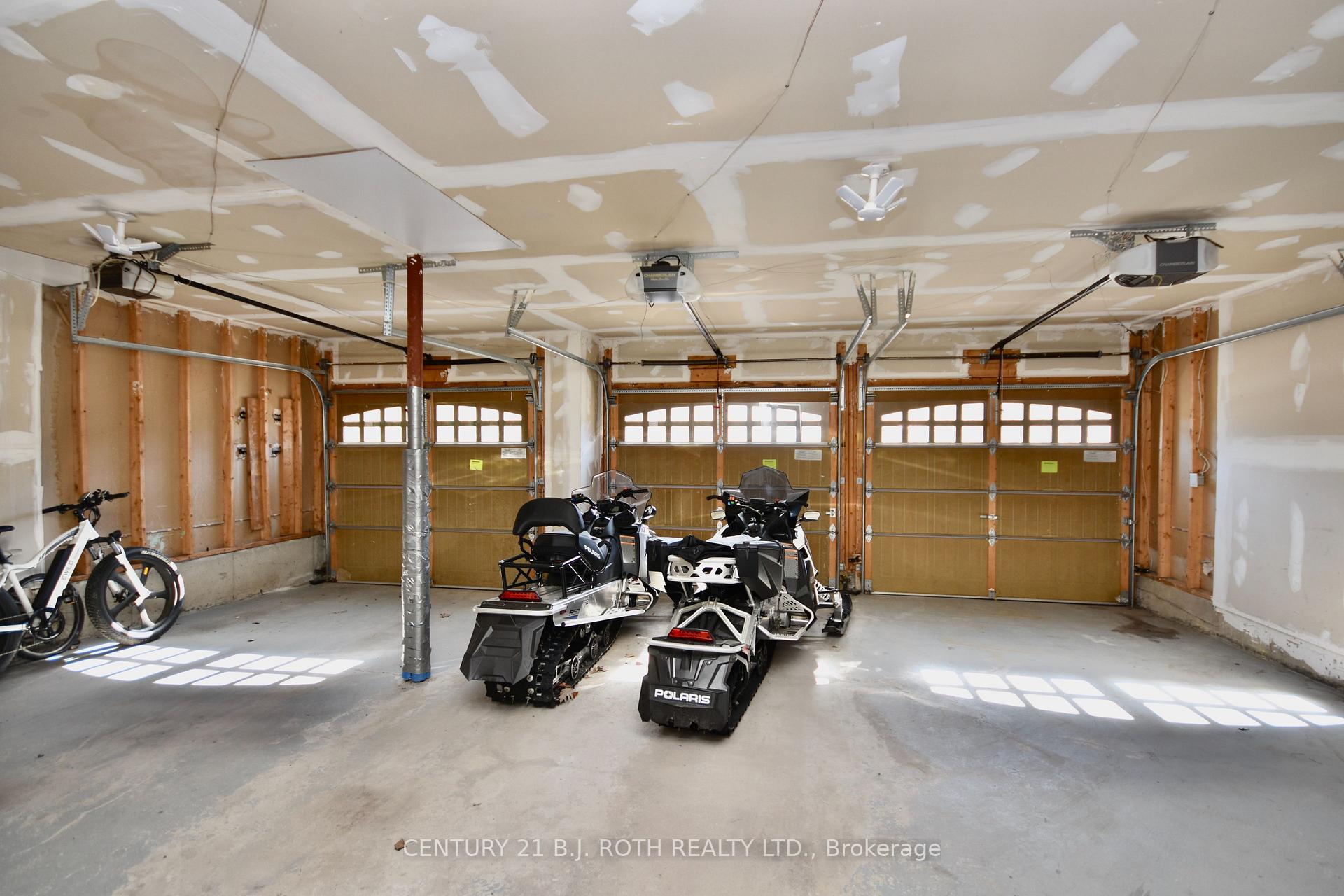 Photo 23 of 41 Camelot Square, Barrie, Innis-Shore — HOMEH
