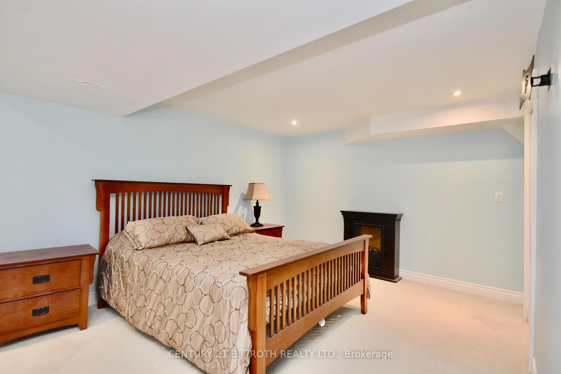 Photo 38 of 41 Camelot Square, Barrie, Innis-Shore — HOMEH