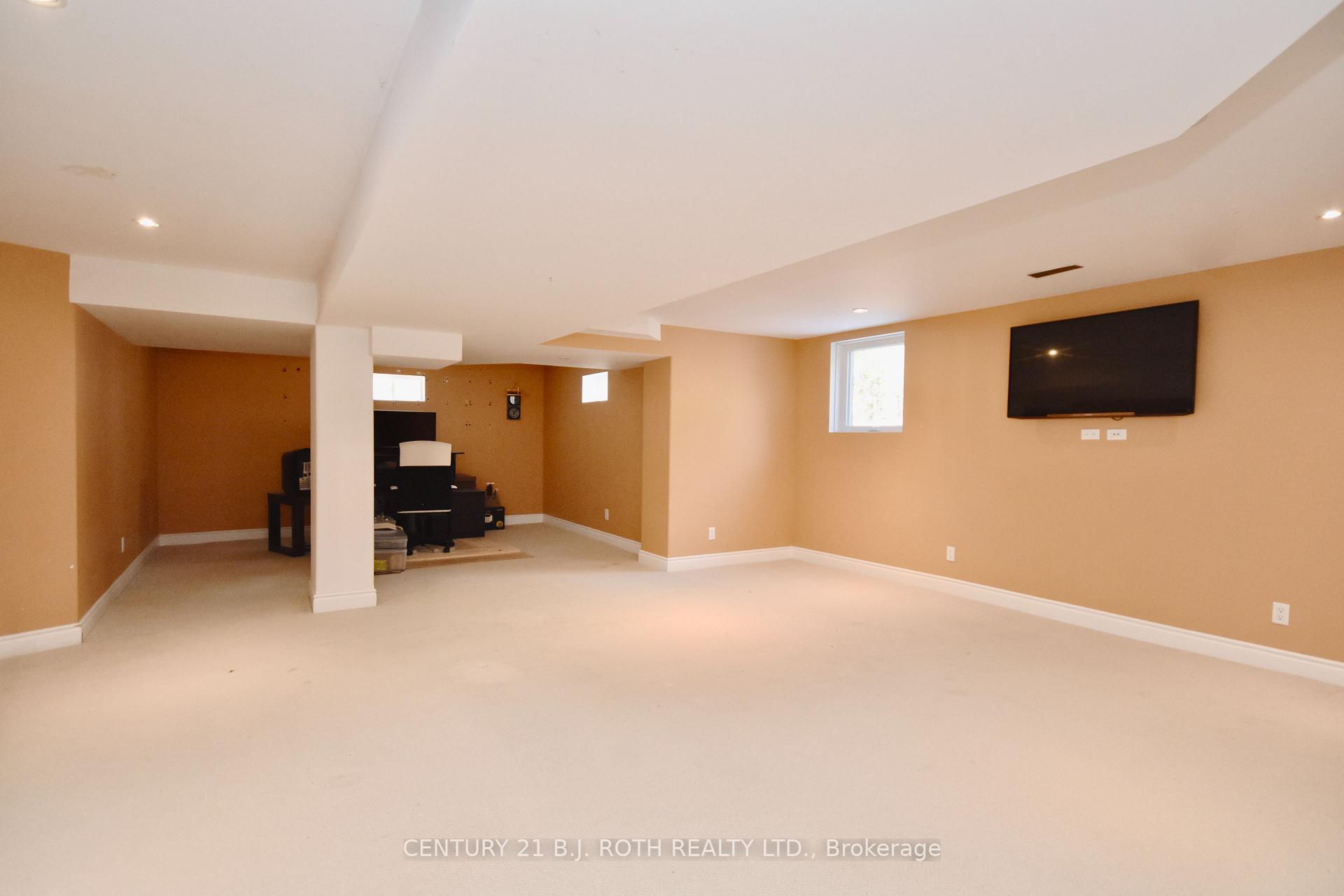 Photo 27 of 41 Camelot Square, Barrie, Innis-Shore — HOMEH