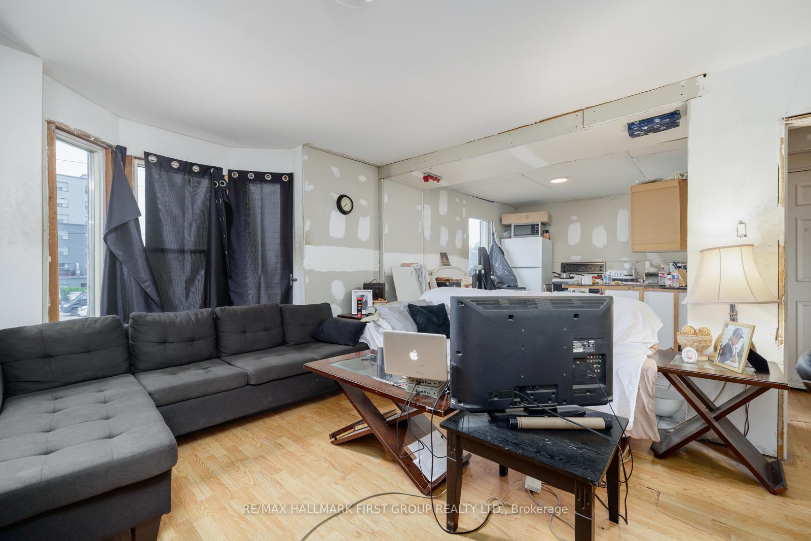 Photo 4 of 156 Centre Street S, Oshawa, Central — HOMEH
