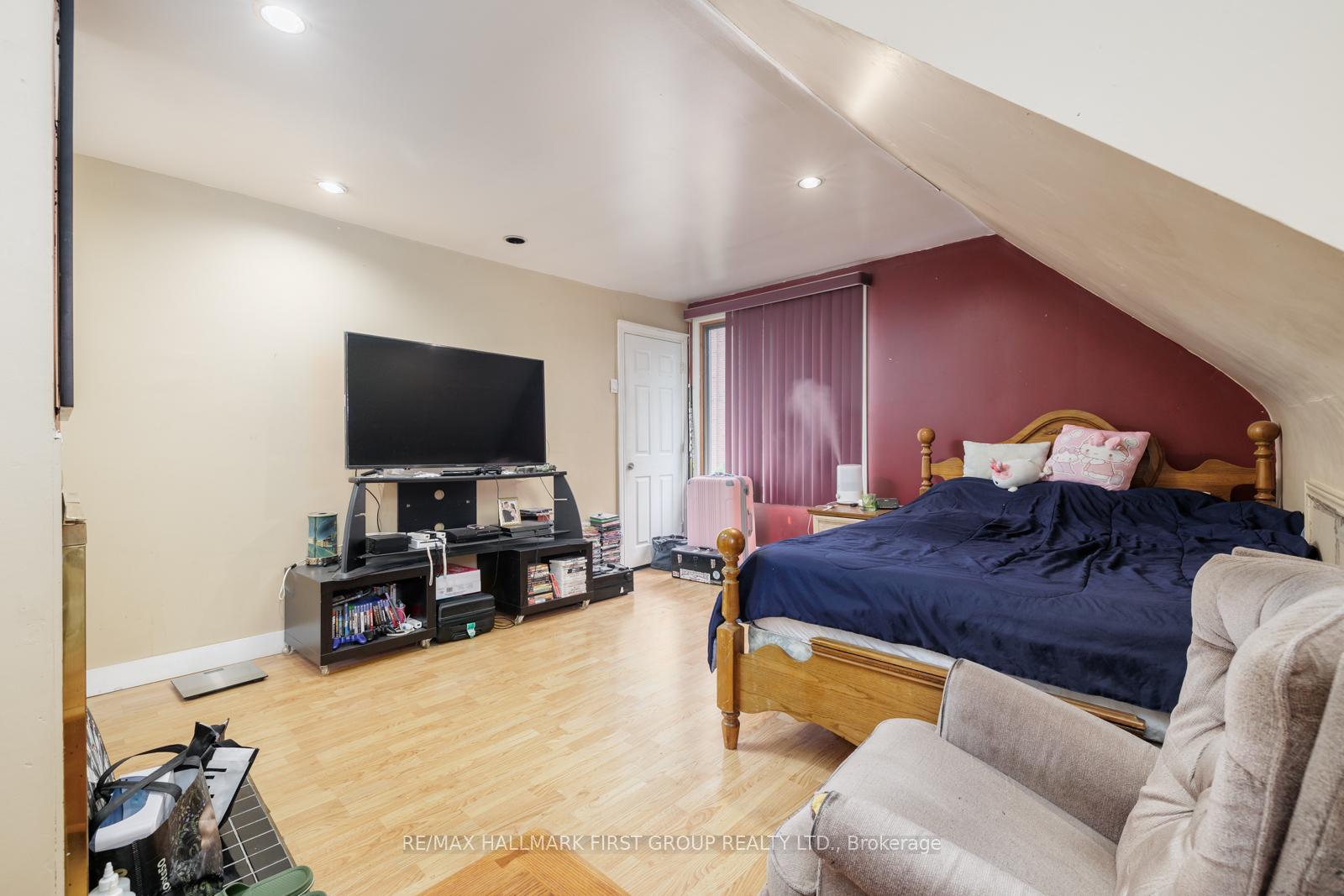 Photo 14 of 156 Centre Street S, Oshawa, Central — HOMEH