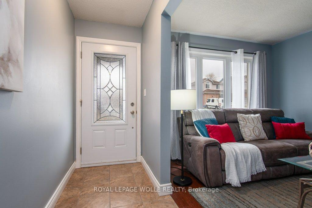 Photo 11 of 8 Dawn Ridge Drive, Kitchener — HOMEH