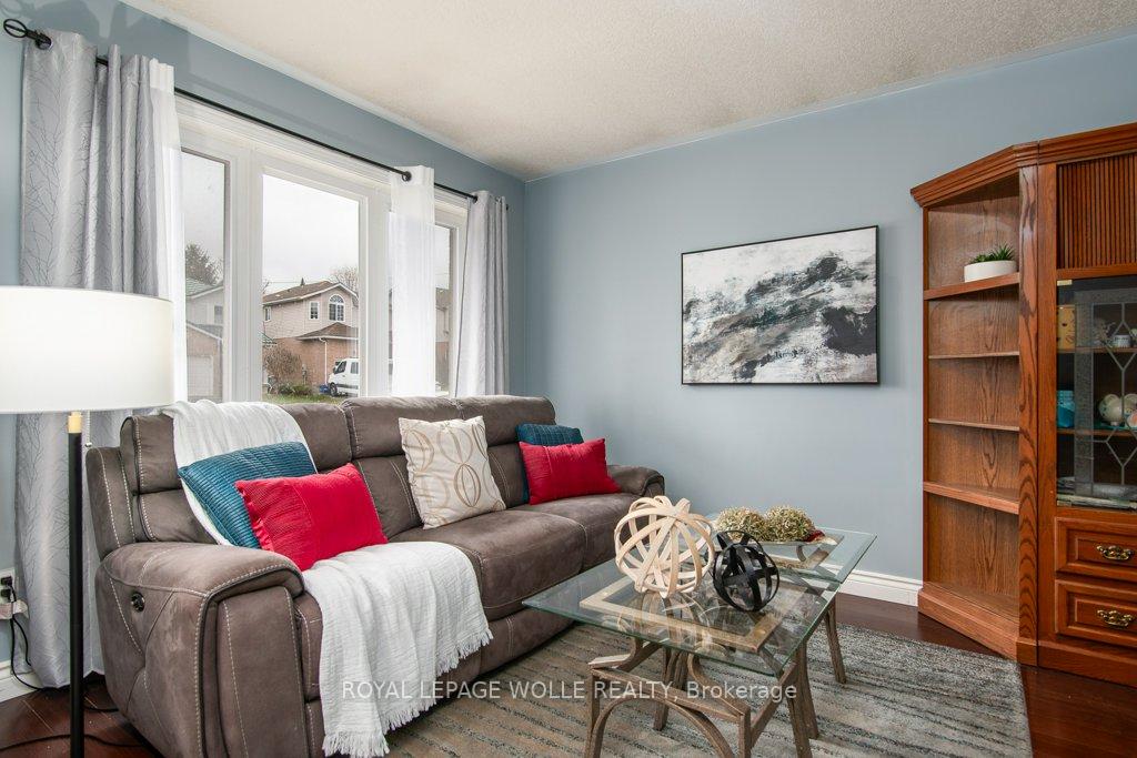 Photo 2 of 8 Dawn Ridge Drive, Kitchener — HOMEH
