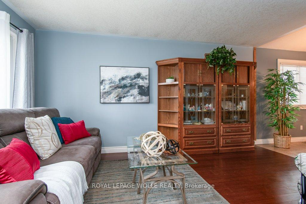 Photo 12 of 8 Dawn Ridge Drive, Kitchener — HOMEH