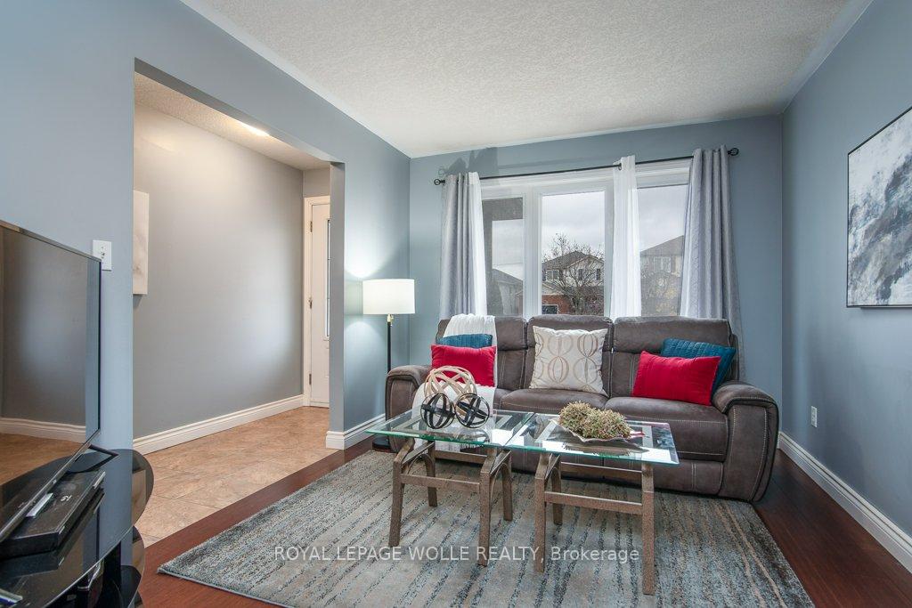 Photo 3 of 8 Dawn Ridge Drive, Kitchener — HOMEH