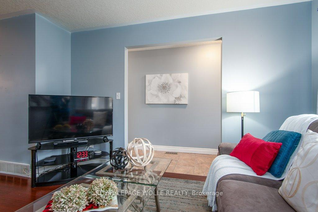Photo 4 of 8 Dawn Ridge Drive, Kitchener — HOMEH