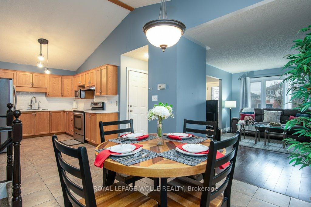 Photo 7 of 8 Dawn Ridge Drive, Kitchener — HOMEH