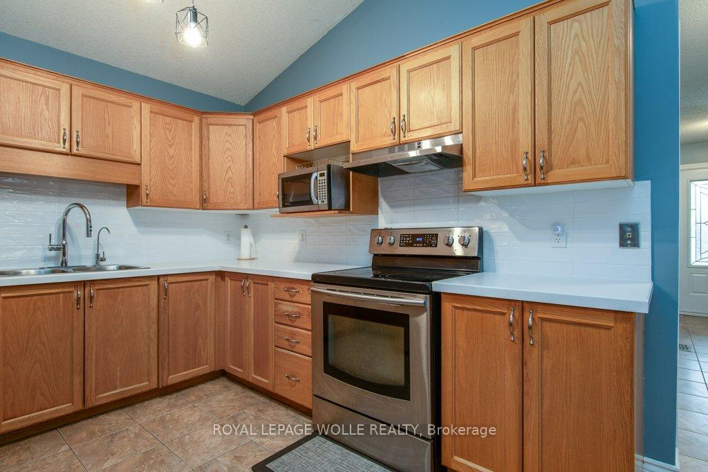 Photo 9 of 8 Dawn Ridge Drive, Kitchener — HOMEH