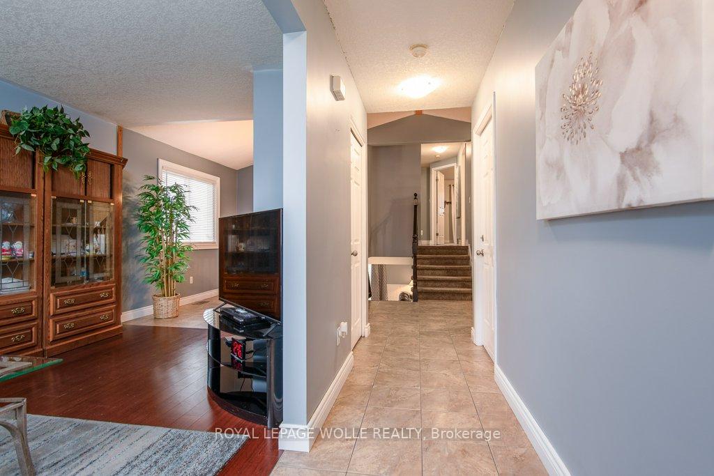 Photo 16 of 8 Dawn Ridge Drive, Kitchener — HOMEH